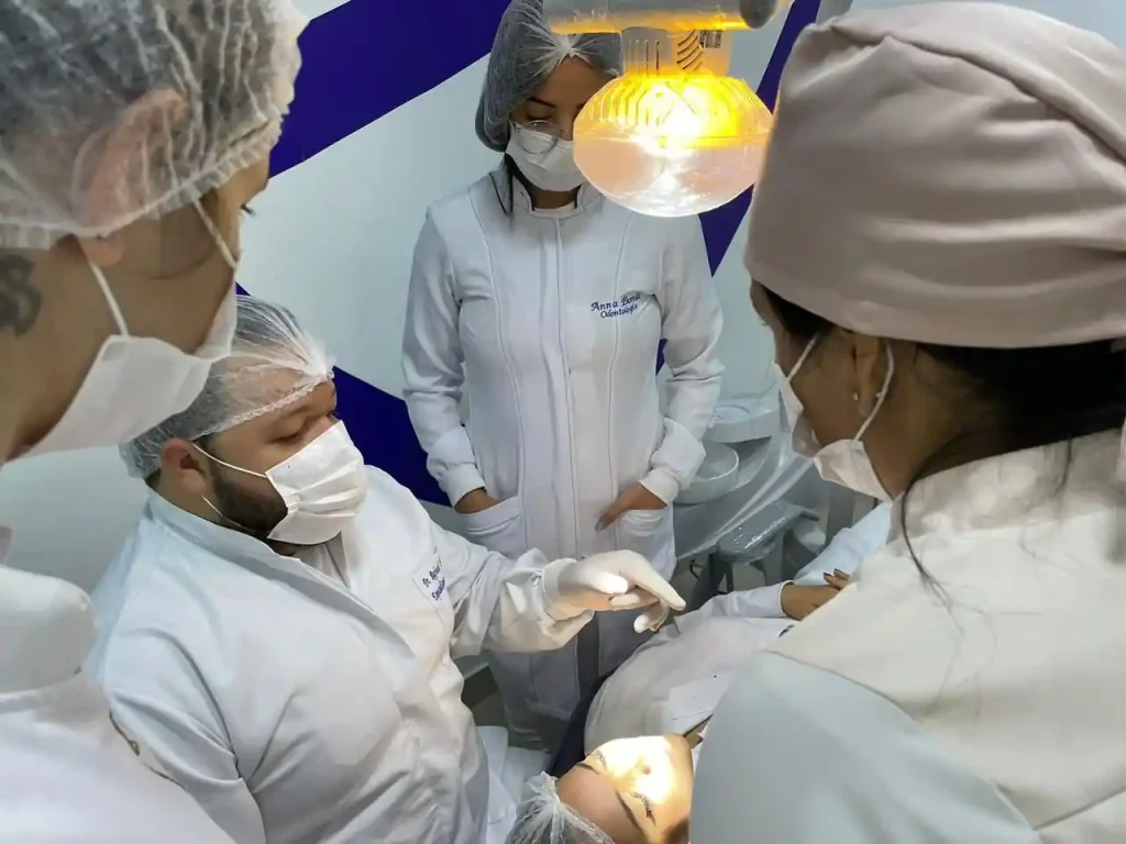 Aula prática de anestesiologia na UniBRASÍLIA Gama estudantes aprimoram técnicas e habilidades essenciais (4).opti Aula prática de anestesiologia na UniBRASÍLIA Gama estudantes aprimoram técnicas e habilidades essenciais (4).opti