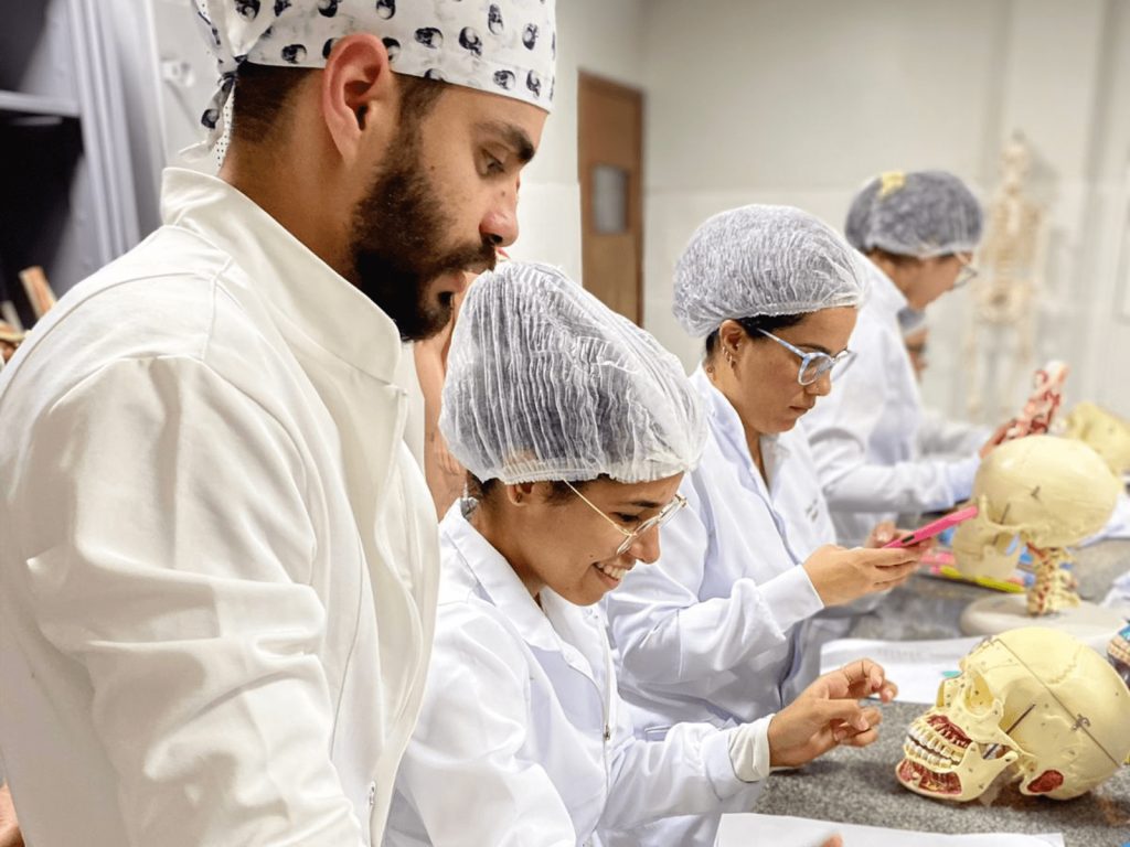 Explorando a complexidade anatômica aula prática de cabeça e pescoço com acadêmicos de odontologia (2) Explorando a complexidade anatômica aula prática de cabeça e pescoço com acadêmicos de odontologia (2)