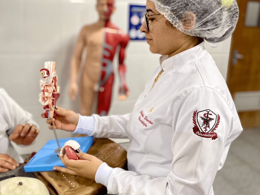 Explorando a complexidade anatômica aula prática de cabeça e pescoço com acadêmicos de odontologia (6) Explorando a complexidade anatômica aula prática de cabeça e pescoço com acadêmicos de odontologia (6)